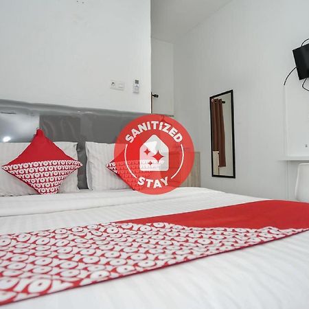 Hotel Oyo 183 The Pipe House Palembang Esterno foto