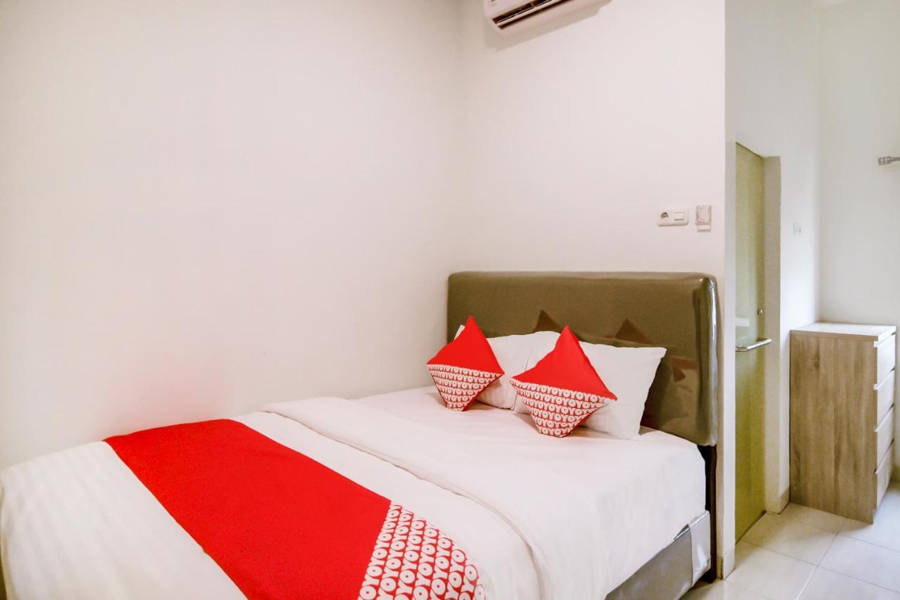 Hotel Oyo 183 The Pipe House Palembang Esterno foto