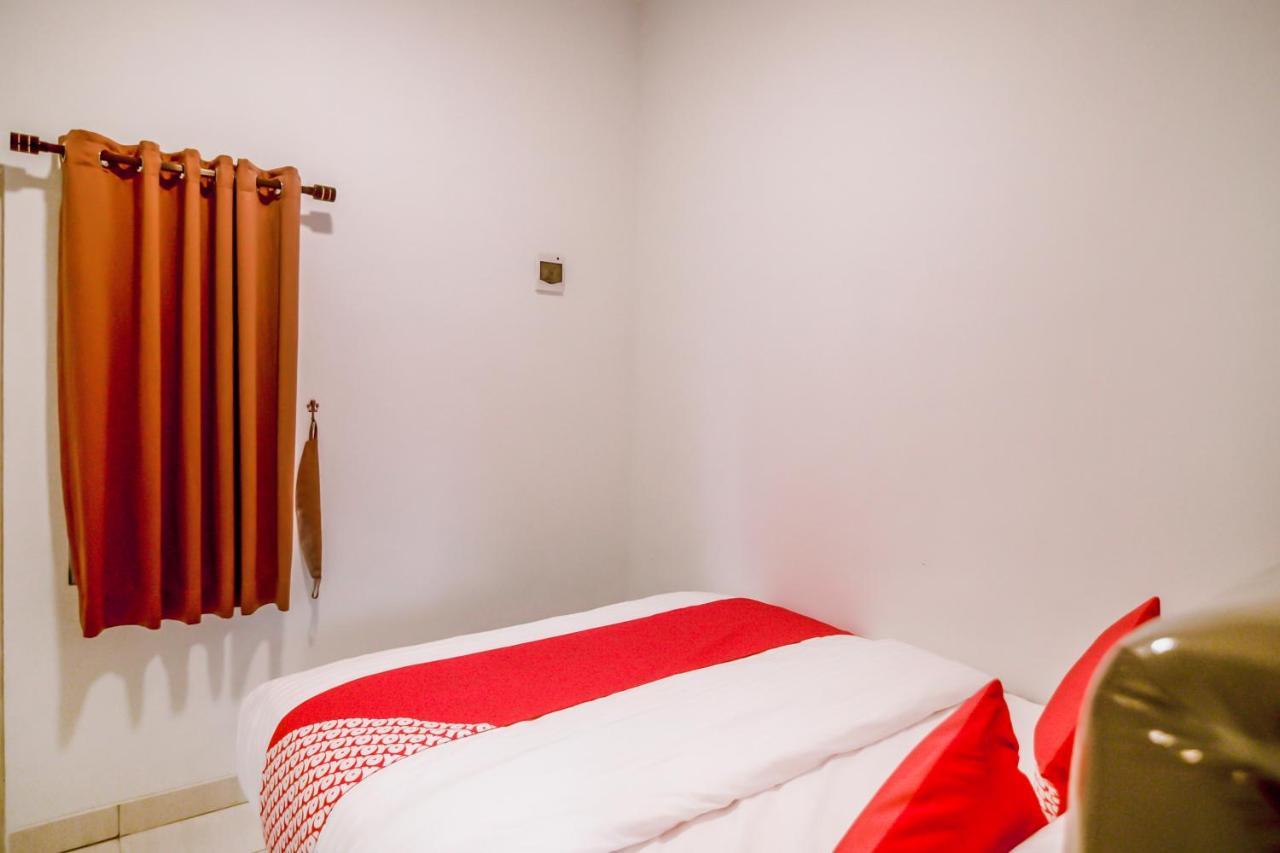Hotel Oyo 183 The Pipe House Palembang Esterno foto