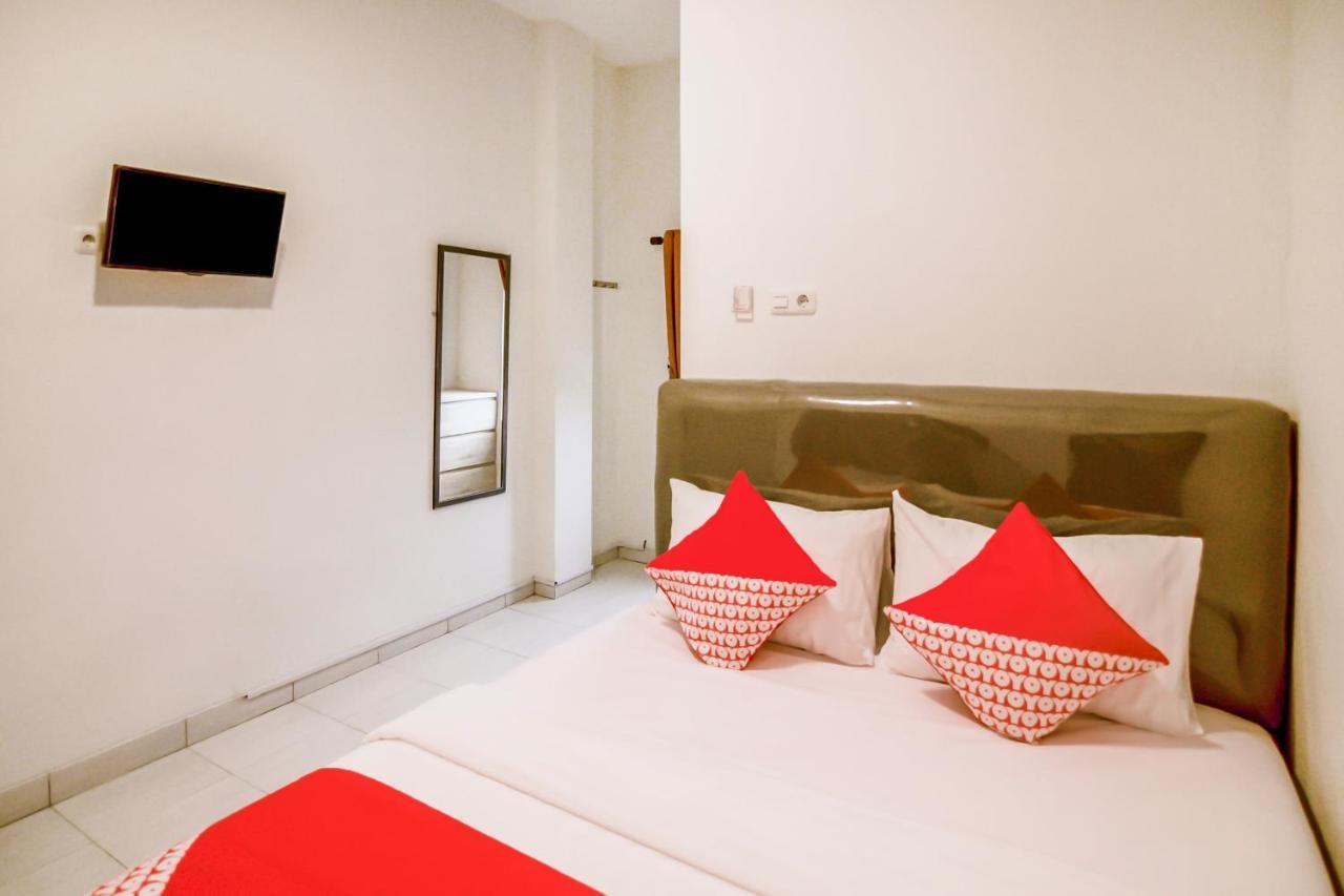 Hotel Oyo 183 The Pipe House Palembang Esterno foto