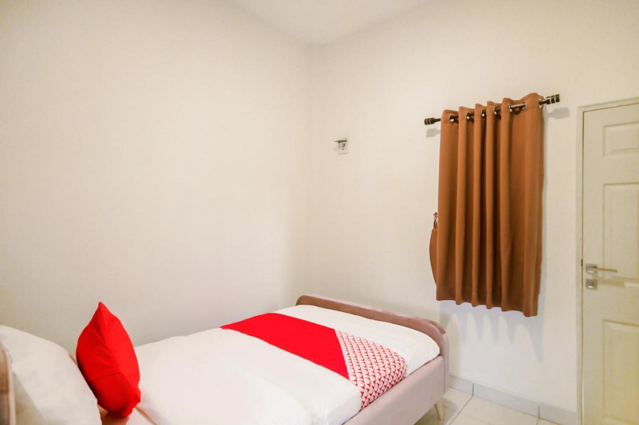 Hotel Oyo 183 The Pipe House Palembang Esterno foto