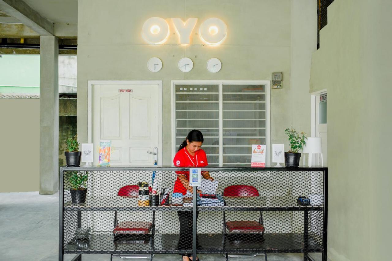 Hotel Oyo 183 The Pipe House Palembang Esterno foto