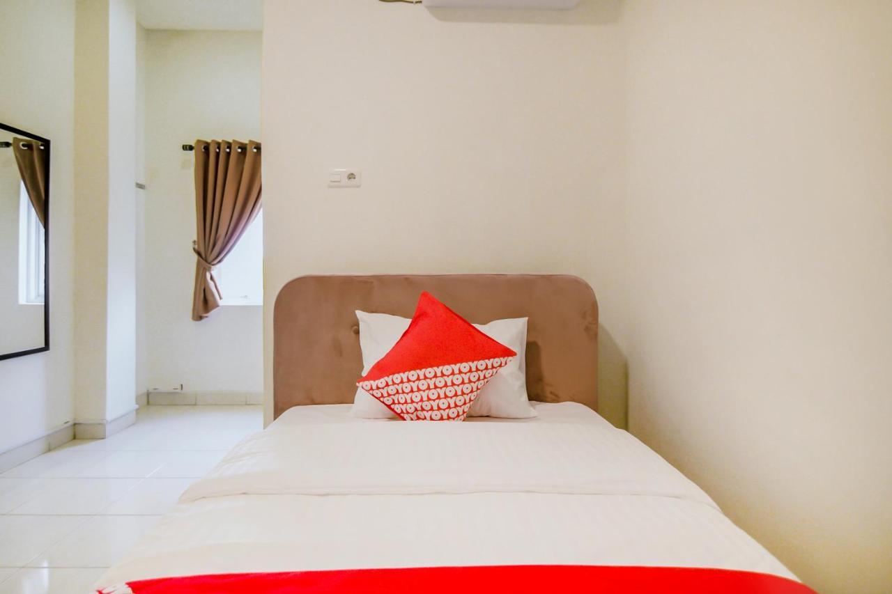 Hotel Oyo 183 The Pipe House Palembang Esterno foto