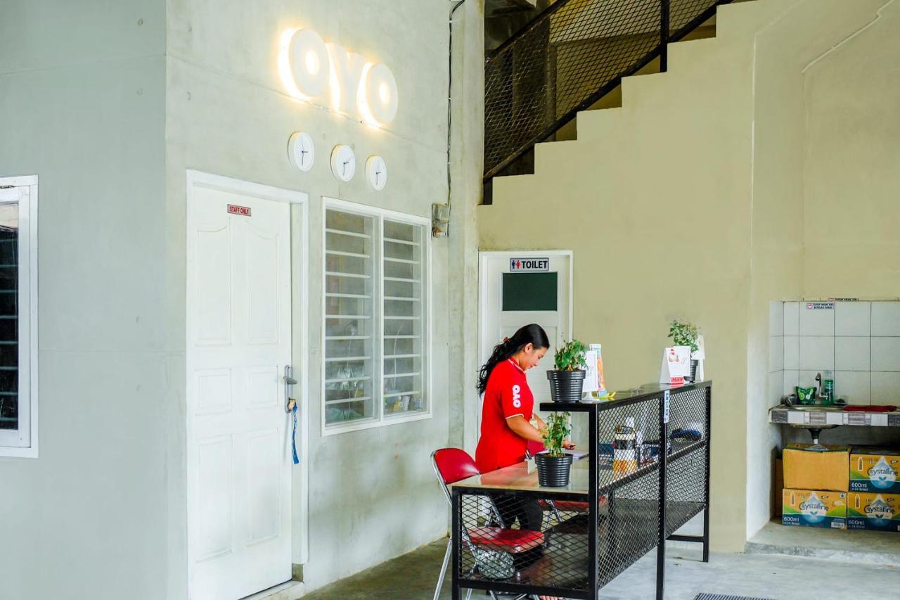 Hotel Oyo 183 The Pipe House Palembang Esterno foto