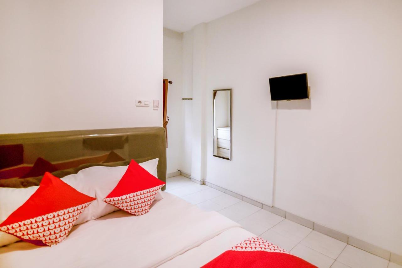 Hotel Oyo 183 The Pipe House Palembang Esterno foto