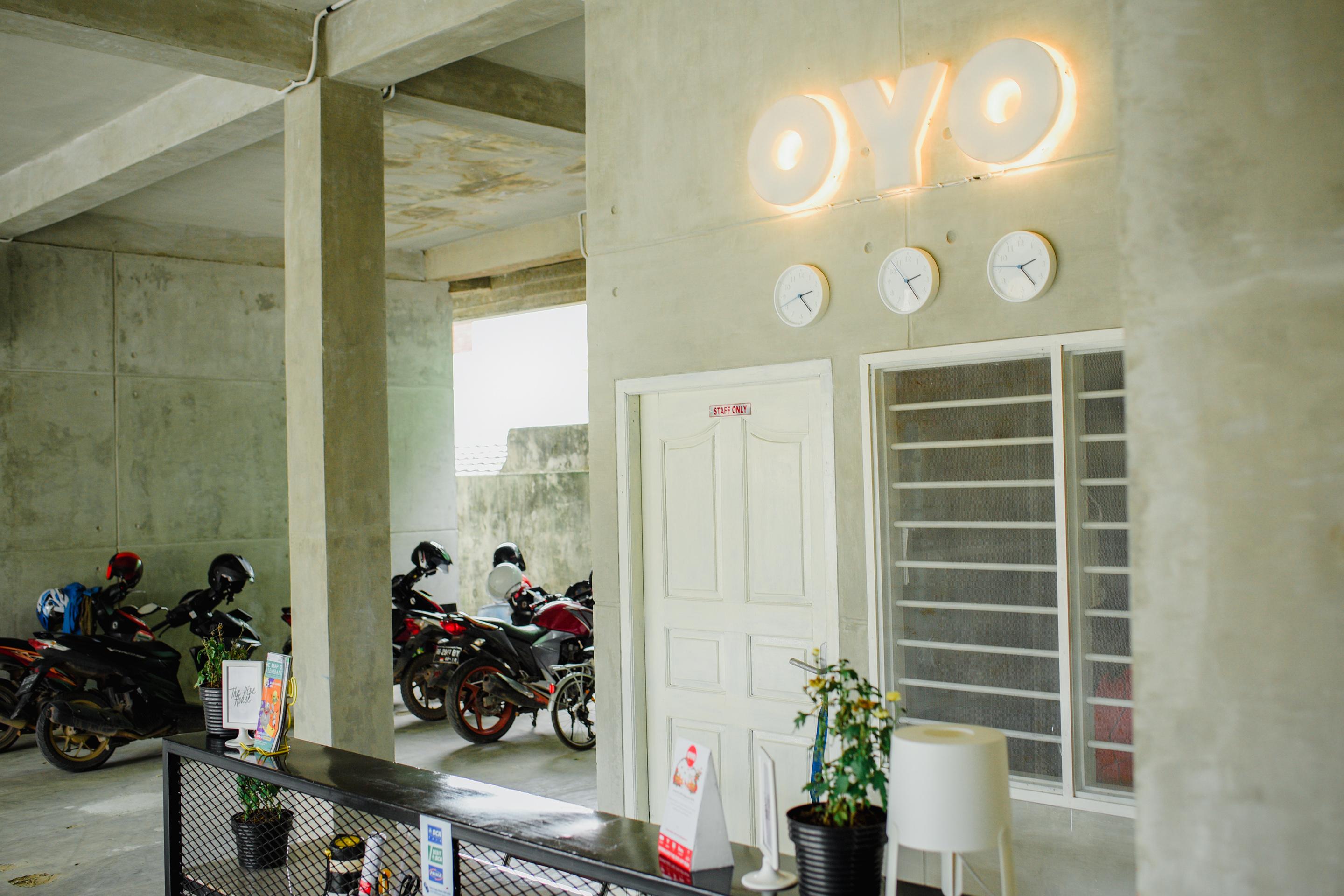 Hotel Oyo 183 The Pipe House Palembang Esterno foto
