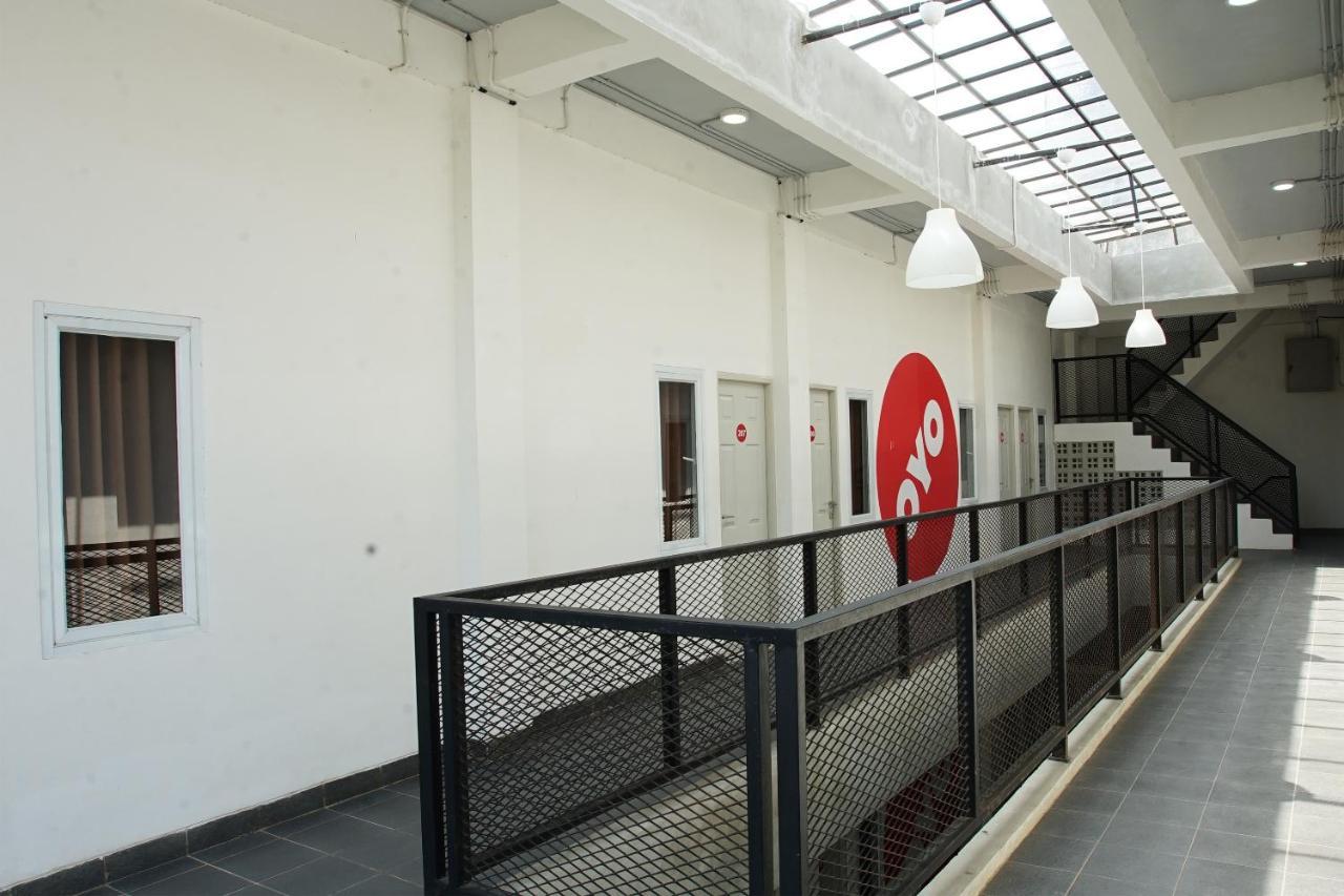 Hotel Oyo 183 The Pipe House Palembang Esterno foto