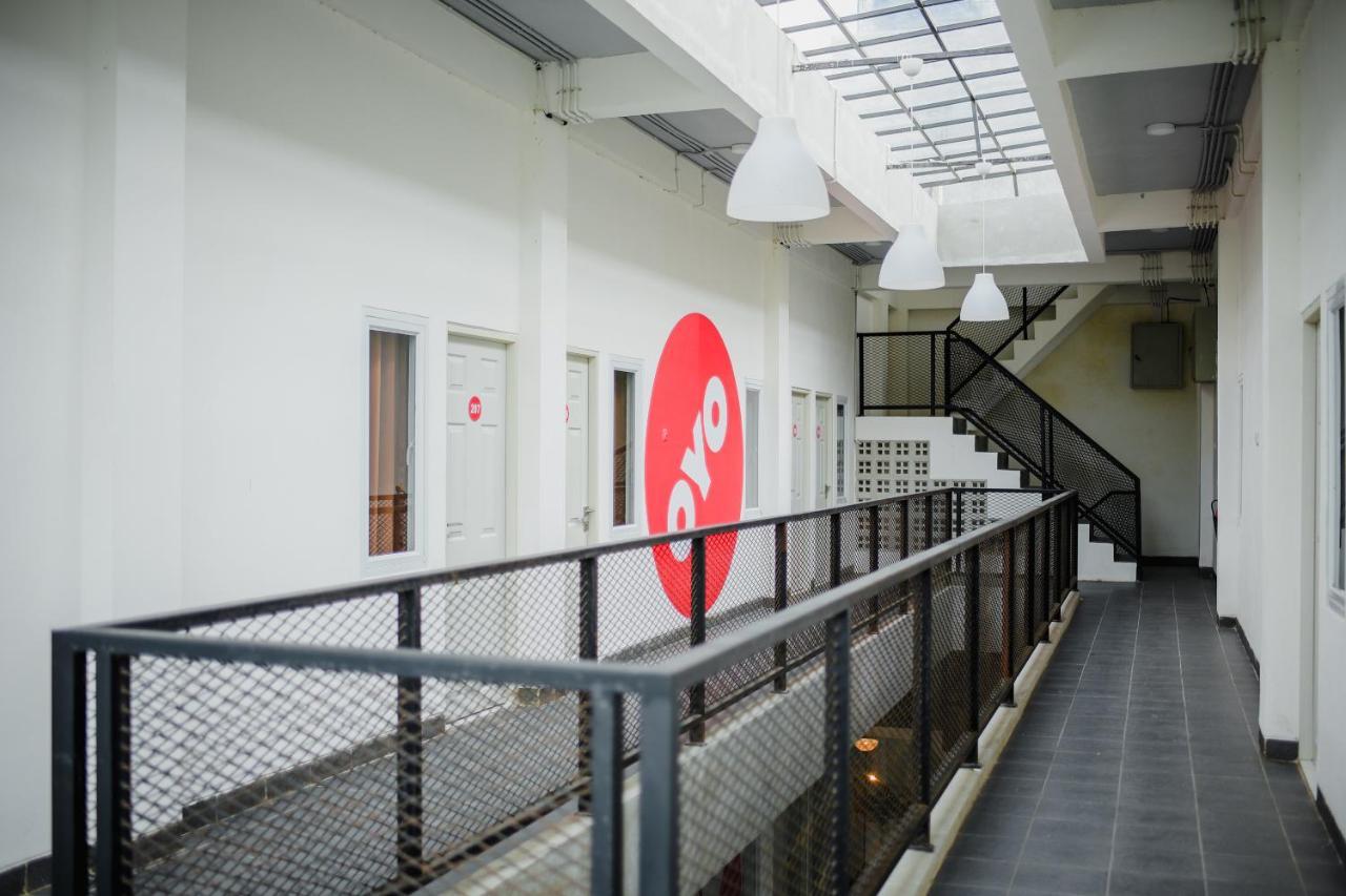 Hotel Oyo 183 The Pipe House Palembang Esterno foto