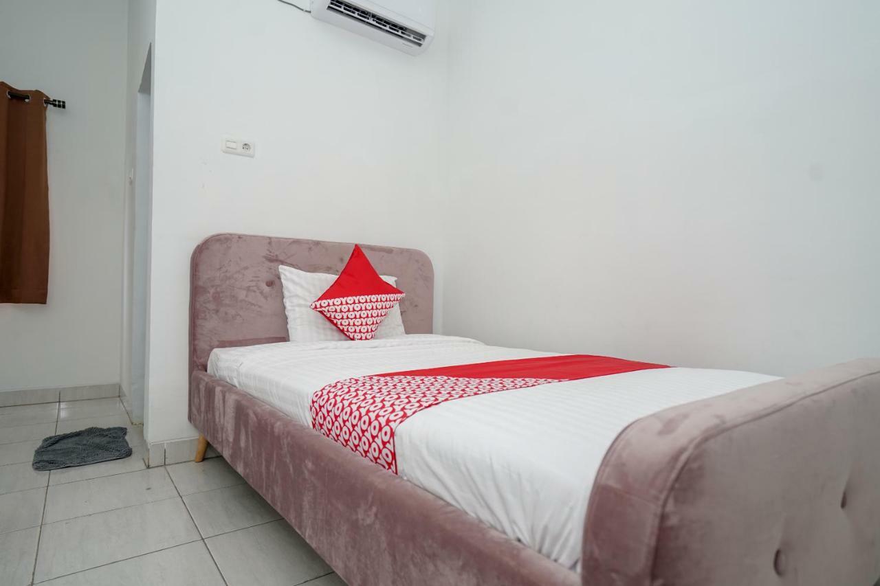 Hotel Oyo 183 The Pipe House Palembang Esterno foto