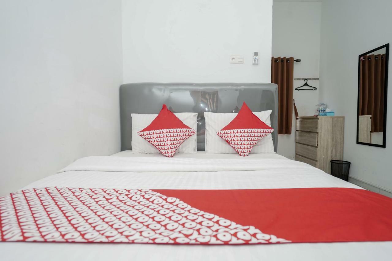 Hotel Oyo 183 The Pipe House Palembang Esterno foto