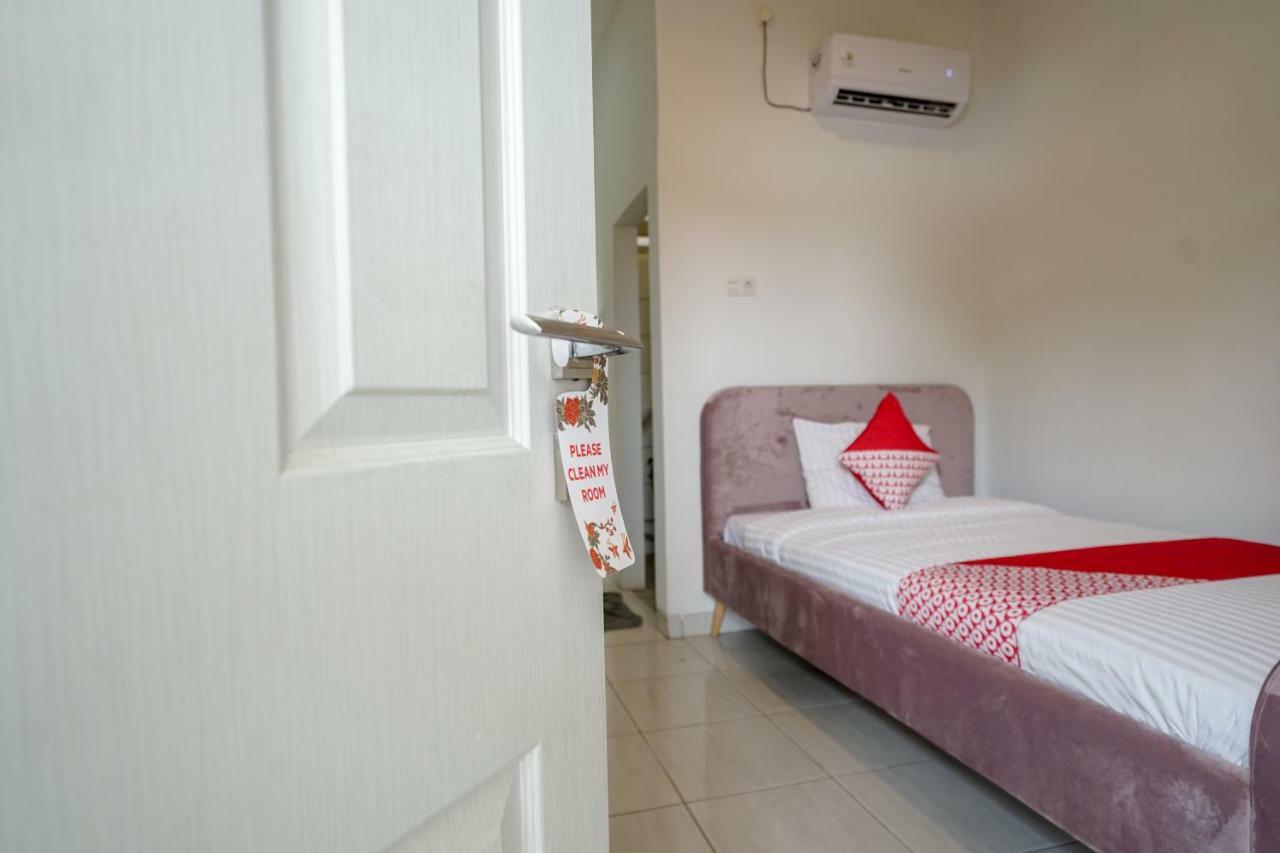 Hotel Oyo 183 The Pipe House Palembang Esterno foto