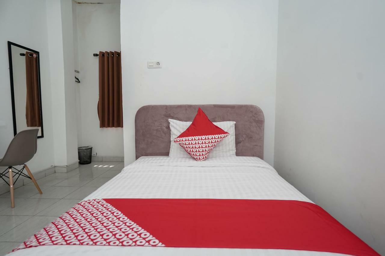 Hotel Oyo 183 The Pipe House Palembang Esterno foto