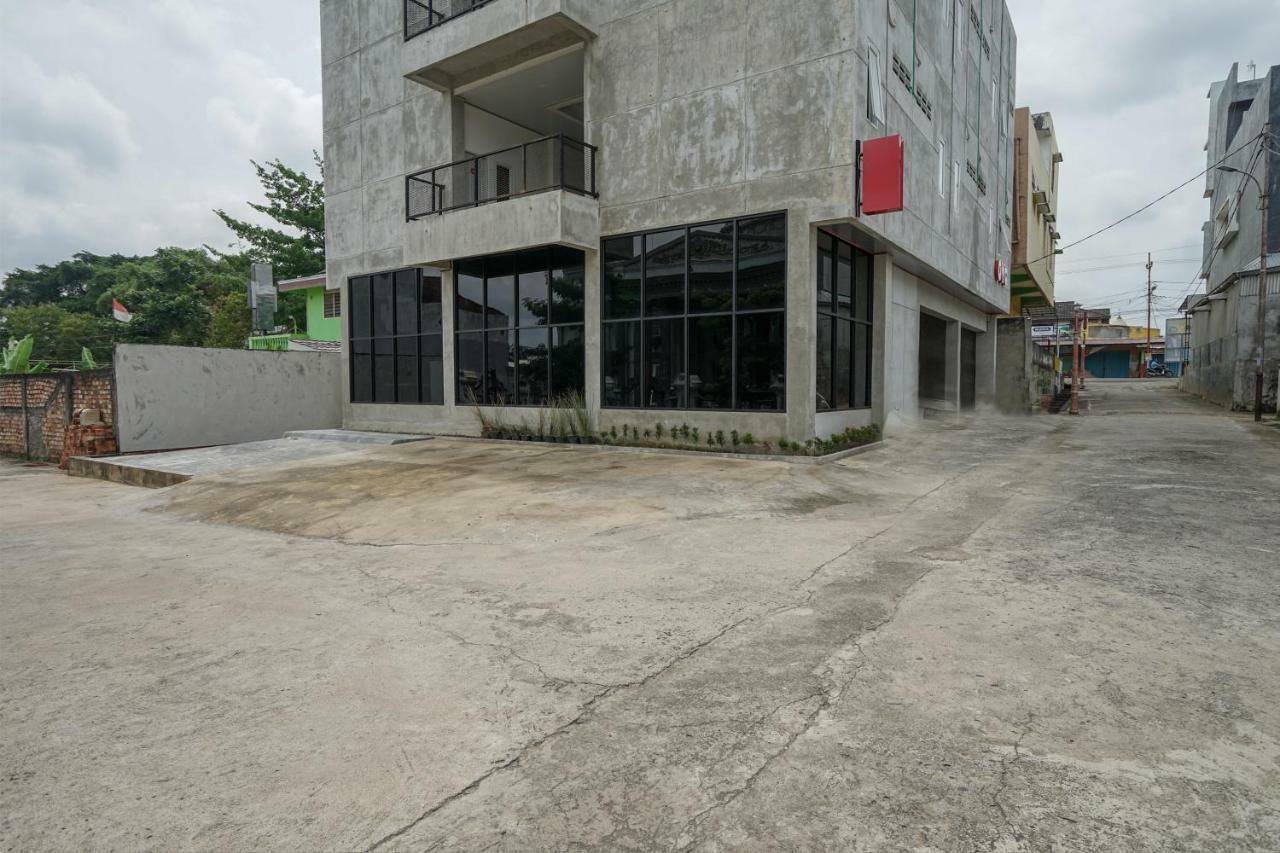 Hotel Oyo 183 The Pipe House Palembang Esterno foto