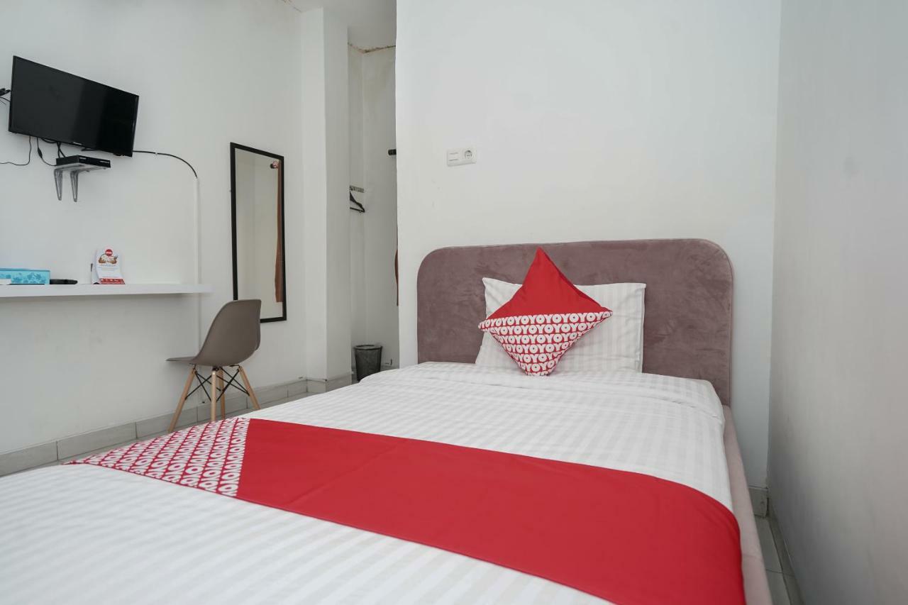 Hotel Oyo 183 The Pipe House Palembang Esterno foto