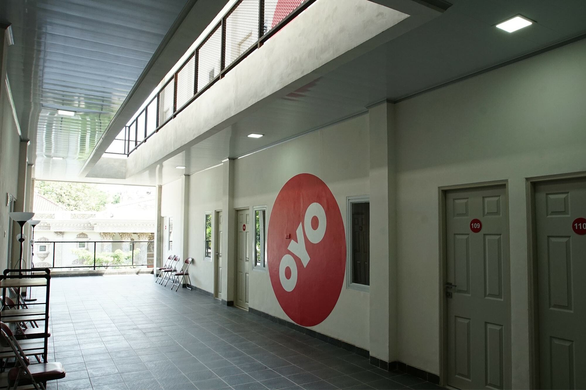 Hotel Oyo 183 The Pipe House Palembang Esterno foto